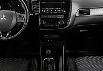 Подержанный автомобиль Mitsubishi Outlander 2017 года (14 фото)