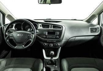 Подержанный автомобиль Kia Ceed Hatchback 2012 года (13 фото)