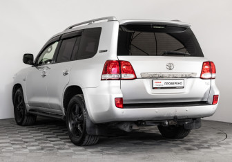 Подержанный автомобиль Toyota Land Cruiser Suv 2011 года (7 фото)