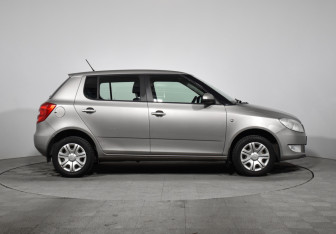 Подержанный автомобиль Skoda Fabia Hatchback 2013 года (4 фото)