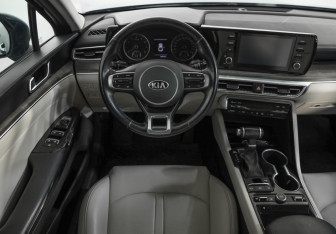 Подержанный автомобиль Kia K5 2020 года (10 фото)