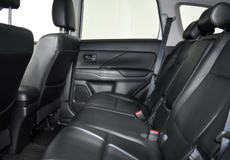 Подержанный автомобиль Mitsubishi Outlander 2017 года (12 фото)