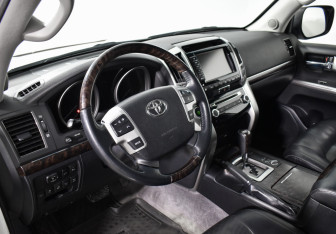 Подержанный автомобиль Toyota Land Cruiser Suv 2013 года (9 фото)
