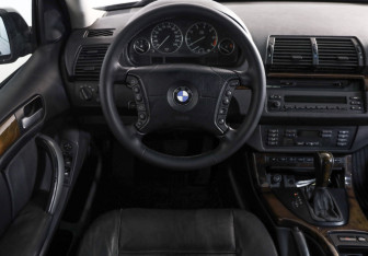 Подержанный автомобиль BMW X5 2005 года (10 фото)