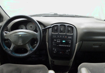 Подержанный автомобиль Chrysler Voyager 2002 года (14 фото)