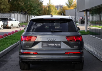 Подержанный автомобиль Audi Q7 2015 года (6 фото)