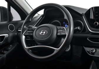 Подержанный автомобиль Hyundai Sonata 2020 года (15 фото)