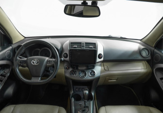 Подержанный автомобиль Toyota RAV4 2011 года (9 фото)