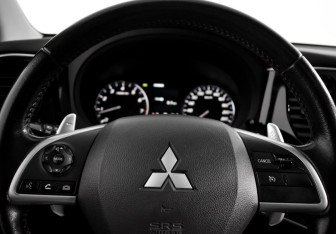 Подержанный автомобиль Mitsubishi Outlander 2013 года (16 фото)