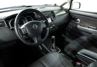 Подержанный автомобиль Nissan Tiida Hatchback 2010 года (11 фото)