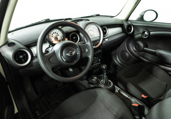 Подержанный автомобиль MINI Hatch 2011 года (11 фото)
