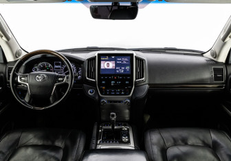 Подержанный автомобиль Toyota Land Cruiser Suv 2018 года (10 фото)