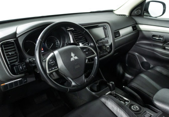 Подержанный автомобиль Mitsubishi Outlander 2014 года (11 фото)