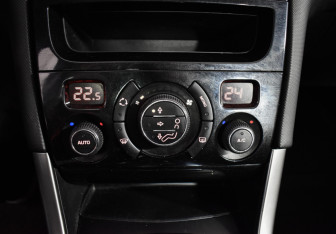 Подержанный автомобиль Peugeot 308 Hatchback 2011 года (18 фото)