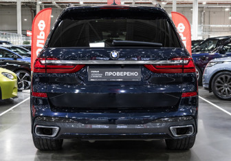 Подержанный автомобиль BMW X7 2021 года (10 фото)