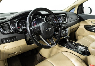 Подержанный автомобиль Kia Carnival 2019 года (11 фото)