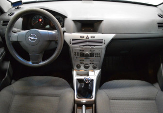 Подержанный автомобиль Opel Astra Sedan 2009 года (14 фото)