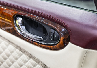 Подержанный автомобиль Jaguar XJ 2008 года (24 фото)