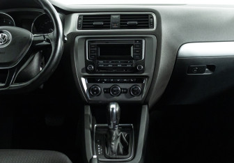 Подержанный автомобиль Volkswagen Jetta Sedan 2017 года (14 фото)