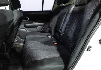 Подержанный автомобиль Nissan Tiida Hatchback 2013 года (10 фото)