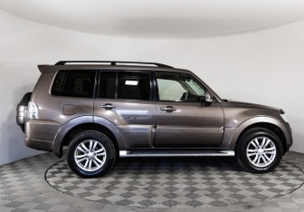 Подержанный автомобиль Mitsubishi Pajero 2012 года (4 фото)