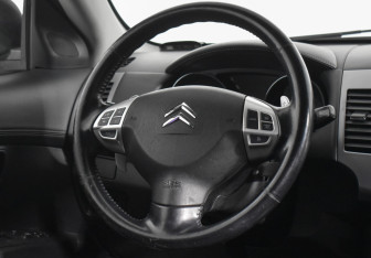 Подержанный автомобиль Citroen C-Crosser 2010 года (14 фото)