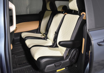Подержанный автомобиль Kia Carnival 2021 года (11 фото)