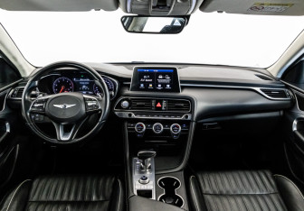 Подержанный автомобиль Genesis G70 2018 года (12 фото)