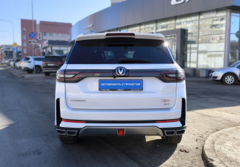 Подержанный автомобиль Changan CS95 2023 года (5 фото)