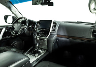 Подержанный автомобиль Toyota Land Cruiser Suv 2018 года (9 фото)