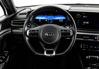 Подержанный автомобиль Kia K5 2020 года (16 фото)