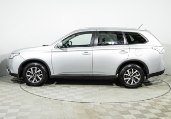 Подержанный автомобиль Mitsubishi Outlander 2014 года (8 фото)