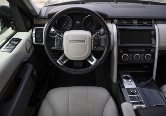 Подержанный автомобиль Land Rover Discovery 2017 года (13 фото)