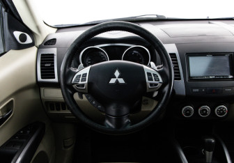 Подержанный автомобиль Mitsubishi Outlander 2008 года (12 фото)