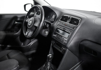 Подержанный автомобиль Volkswagen Polo Sedan 2012 года (13 фото)