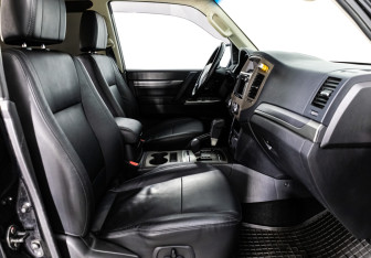 Подержанный автомобиль Mitsubishi Pajero 2015 года (19 фото)