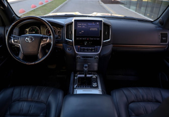 Подержанный автомобиль Toyota Land Cruiser Suv 2019 года (11 фото)