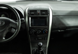 Подержанный автомобиль Toyota Corolla Sedan 2007 года (14 фото)