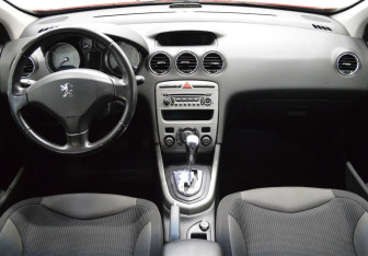 Подержанный автомобиль Peugeot 308 Hatchback 2009 года (14 фото)