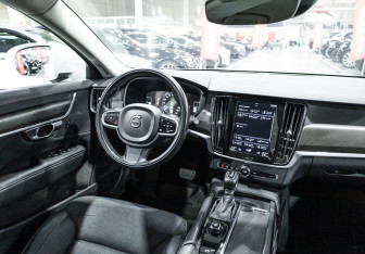 Подержанный автомобиль Volvo V90 Cross Country 2018 года (17 фото)