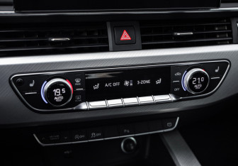 Подержанный автомобиль Audi A4 Sedan 2020 года (20 фото)