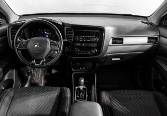 Подержанный автомобиль Mitsubishi Outlander 2018 года (14 фото)