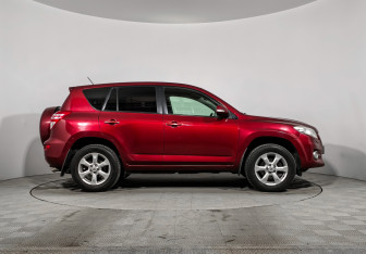 Подержанный автомобиль Toyota RAV4 2010 года (4 фото)