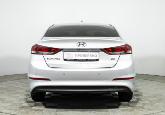 Подержанный автомобиль Hyundai Elantra Sedan 2018 года (6 фото)