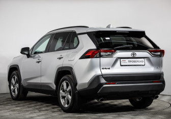 Подержанный автомобиль Toyota RAV4 2020 года (7 фото)