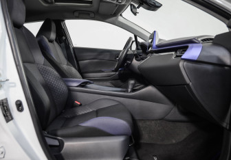 Подержанный автомобиль Toyota C-HR 2024 года (20 фото)