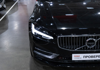 Подержанный автомобиль Volvo S90 2018 года (4 фото)