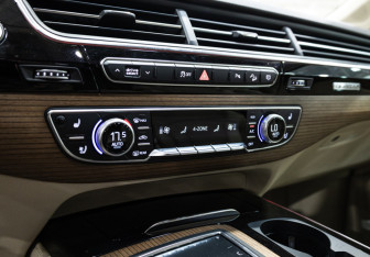 Подержанный автомобиль Audi Q7 2017 года (24 фото)