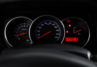 Подержанный автомобиль Nissan Tiida Hatchback 2011 года (17 фото)