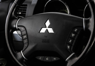 Подержанный автомобиль Mitsubishi Pajero 2014 года (12 фото)